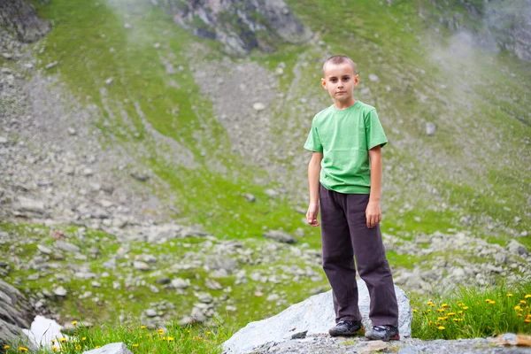 Χαριτωμένο παιδί υπαίθρια στα βουνά — Φωτογραφία Αρχείου