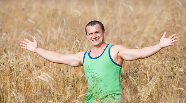 Kendi buğday alanında genç çiftçi — Stok fotoğraf
