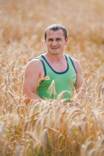 Jeune agriculteur dans son champ de blé — Photo