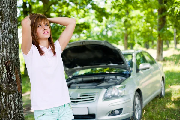 Woman with broken car — Stock Photo, Image