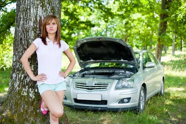 Mulher com carro quebrado — Fotografia de Stock