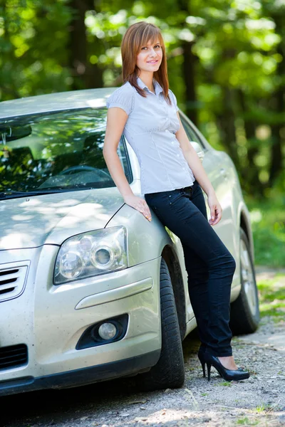 Žena s autem — Stock fotografie