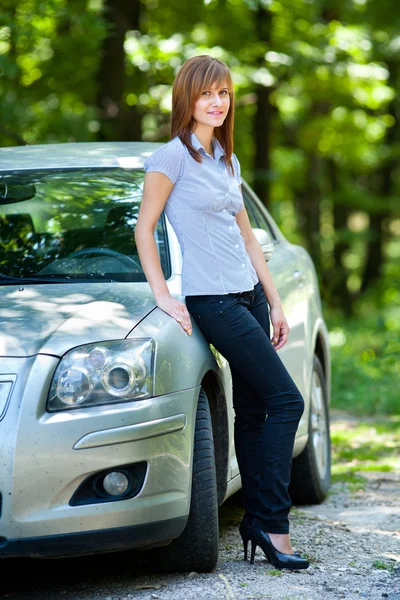 Žena s autem — Stock fotografie