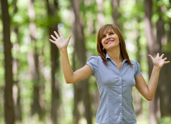 Glad kvinna i skogen — Stockfoto