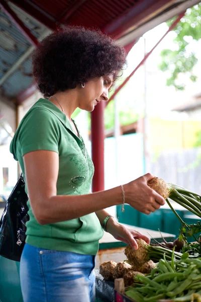 Kobieta kupując warzywa — Zdjęcie stockowe