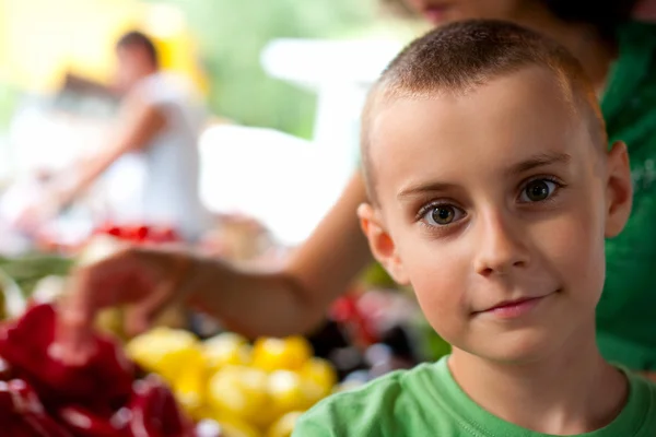 Roztomilý chlapec kupovat zeleninu — Stock fotografie