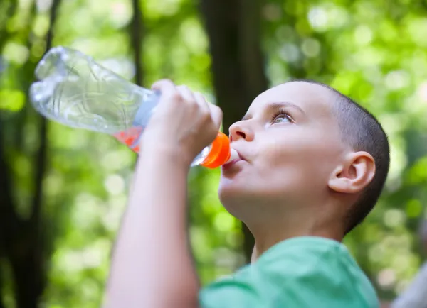 Niedliches Kind trinkt Wasser — Stockfoto