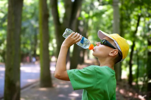 Söta barn dricksvatten — Stockfoto