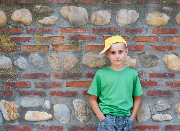 Niedliches Kind lehnt an einer Wand — Stockfoto