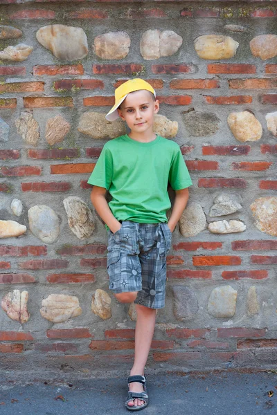 Duvara yaslanmış şirin çocuk — Stok fotoğraf