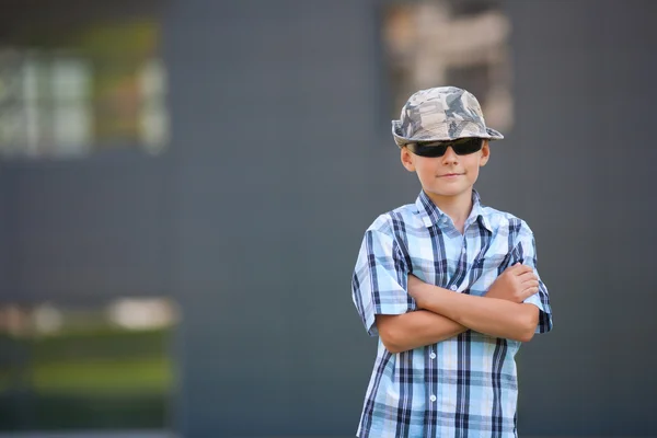 Rapaz da moda com chapéu e óculos de sol — Fotografia de Stock
