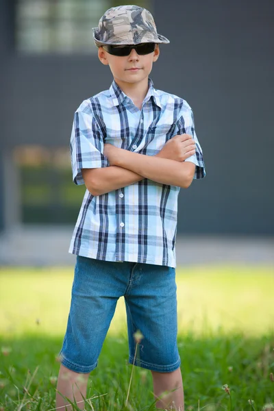 Модний хлопчик з капелюхом і сонцезахисними окулярами — стокове фото