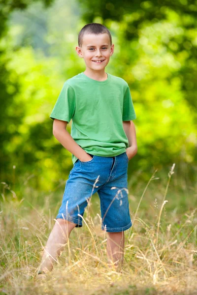 Młody chłopak w lesie — Zdjęcie stockowe