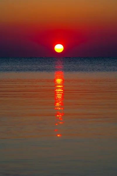 Восход солнца над водой — стоковое фото