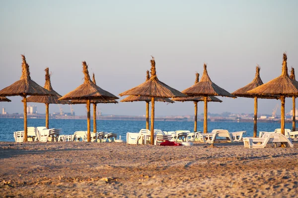 Ombrelli screziati sulla spiaggia — Foto Stock