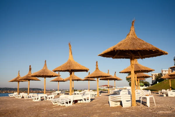 Thatched umbrellas on the beach — Stock Photo, Image