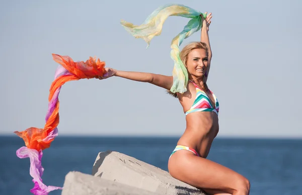 Vacker ung dam med färgglad scarf på stranden — Stockfoto