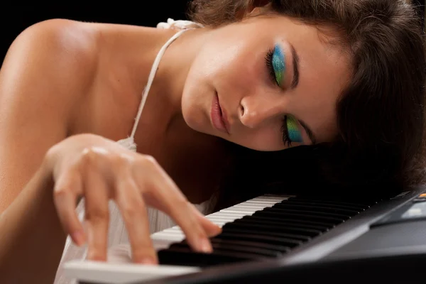 Beautiful lady piano player — Stock Photo, Image
