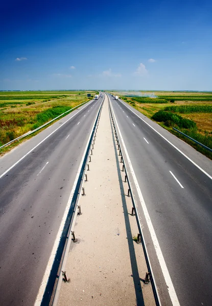 Highway under blå himmel — Stockfoto