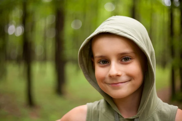 Aranyos gyerek az erdő — Stock Fotó