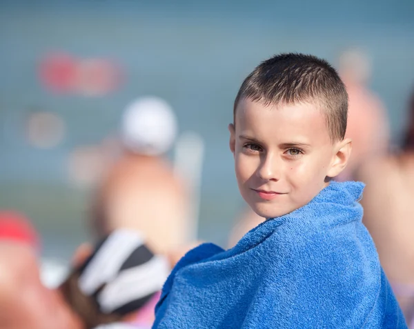 Krásný chlapeček, zabalená v ručníku na pláži — Stock fotografie