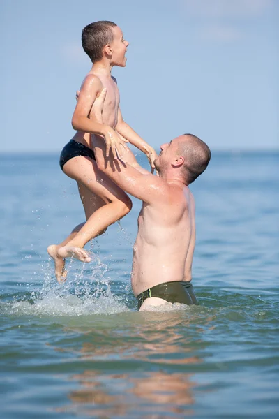 Милый ребенок и его отец в отпуске — стоковое фото