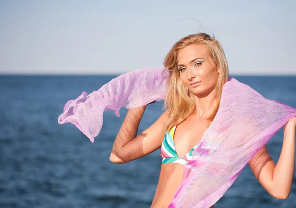Красива молода жінка з вуаллю на морі — стокове фото