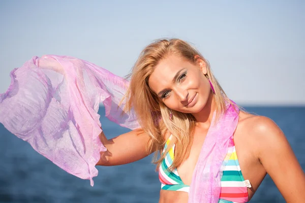 아름 다운 젊은 여성 바다에서 베일을 — 스톡 사진