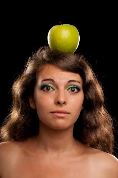 Mulher com maçã na cabeça — Fotografia de Stock