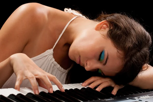 Jonge dame aan de piano — Stockfoto