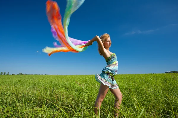 Mladá dáma s barevné závoje — Stock fotografie