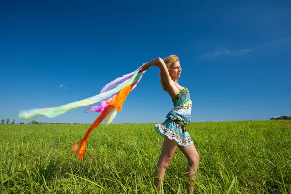 Giovane signora con veli colorati — Foto Stock