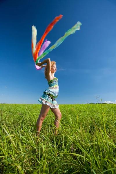 Renkli perdeler ile genç bayan — Stok fotoğraf