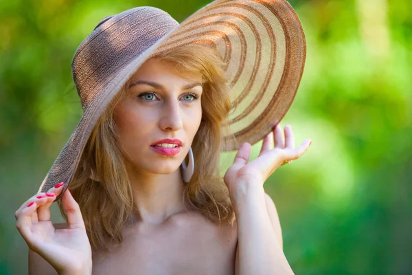 Όμορφη ξανθιά με καπέλο σε εξωτερικούς χώρους — Φωτογραφία Αρχείου