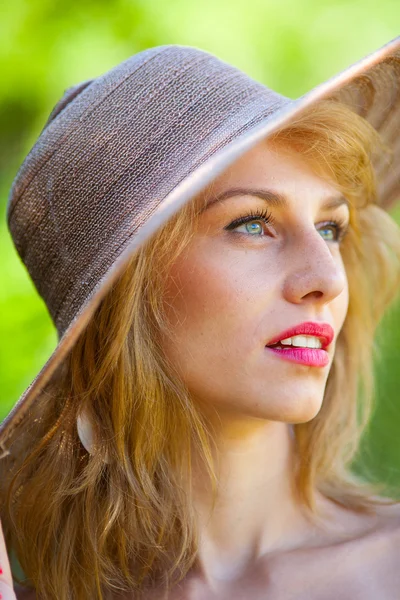 Hermosa rubia con sombrero al aire libre — Foto de Stock