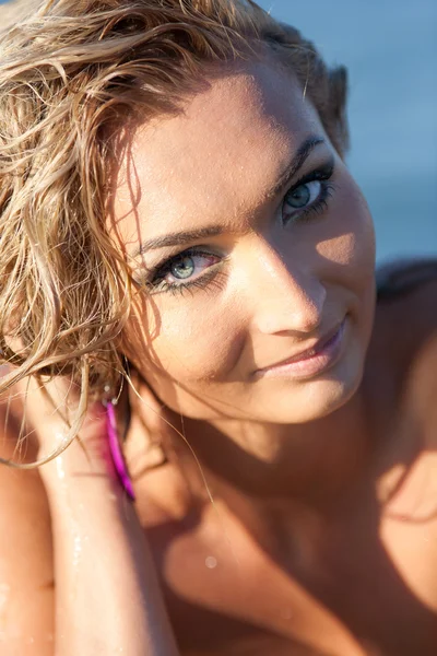 濡れた髪屋外の美しい若い女性 — ストック写真