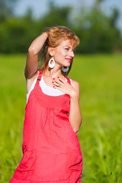 Mladá dáma v červených šatech — Stock fotografie