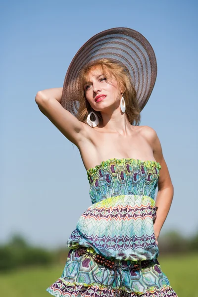 Jovem senhora com vestido colorido — Fotografia de Stock