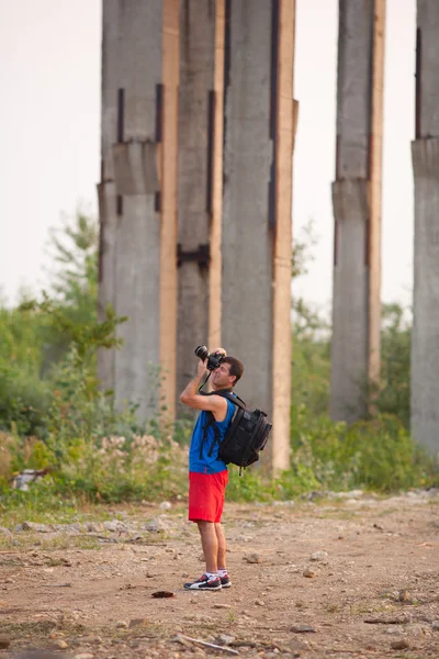 Fotógrafo tomando fotos de ruinas —  Fotos de Stock