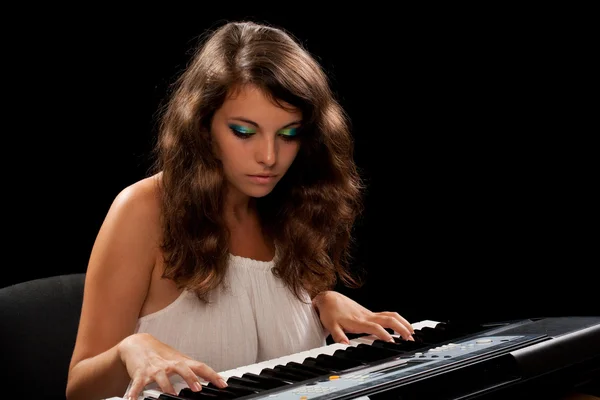 Junge Dame spielt Klavier — Stockfoto