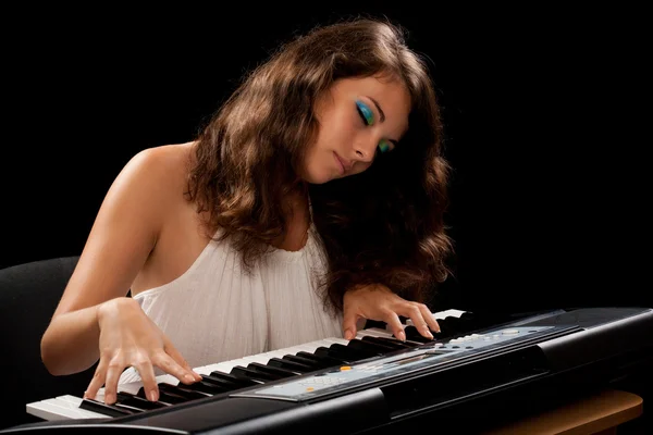 Jovem senhora tocando piano — Fotografia de Stock