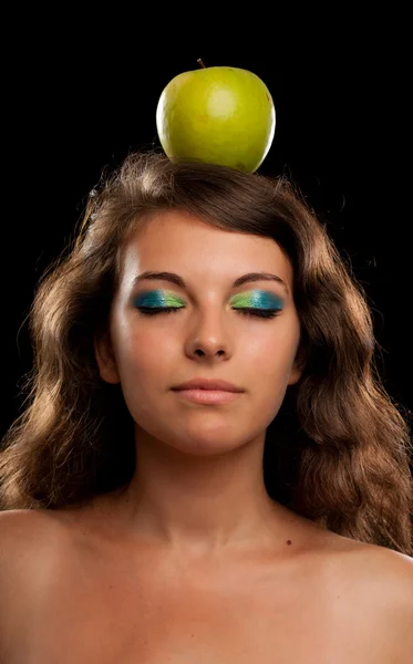 머리에 애플과 여자 — 스톡 사진
