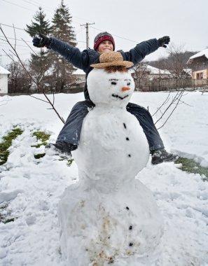 sevimli çocuk ve kardan adam