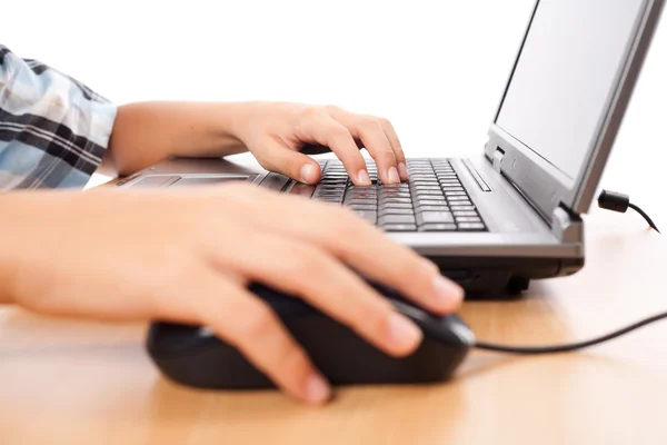 Criança usando mouse e teclado — Fotografia de Stock