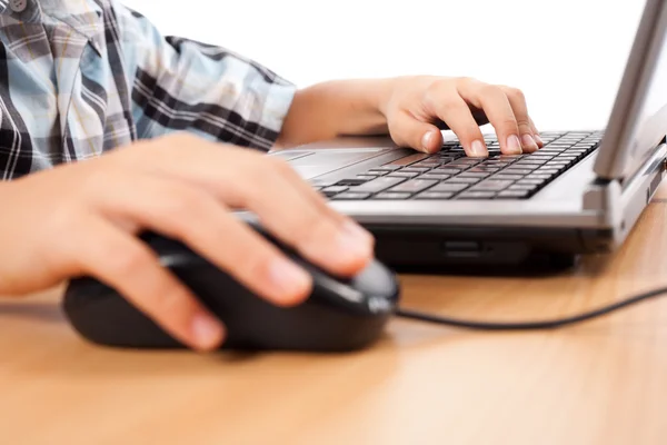 Ребенок с помощью мыши и клавиатуры — стоковое фото