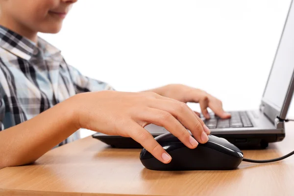 Dziecko za pomocą myszy i klawiatury — Zdjęcie stockowe