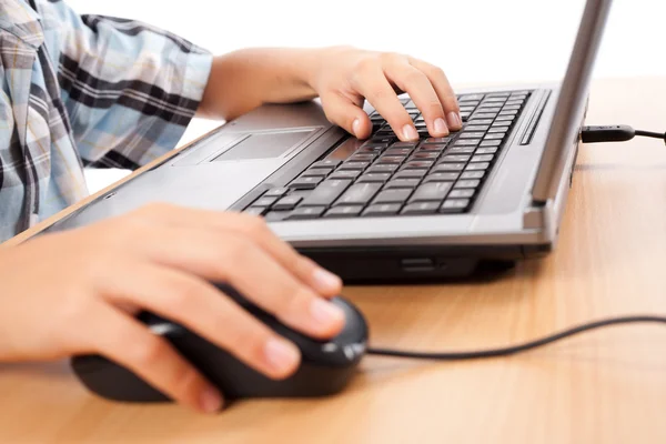 Criança usando mouse e teclado — Fotografia de Stock