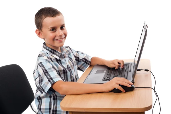 Современный ребенок за ноутбуком — стоковое фото
