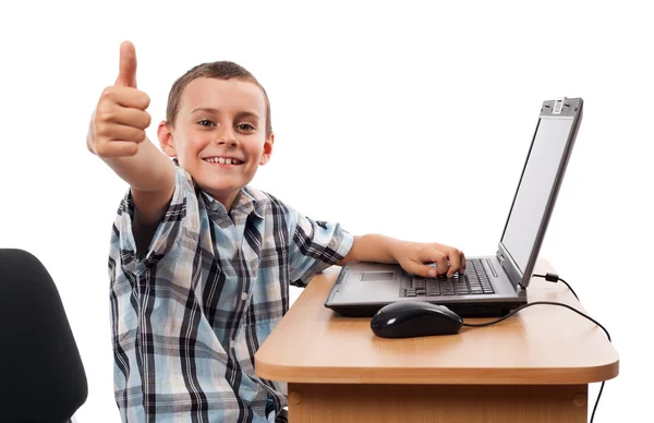 Modernes Kind am Laptop — Stockfoto