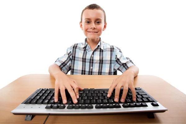 Roztomilý kluk na klávesnici — Stock fotografie